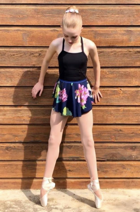 Flowers in navy spandex flowy pull-on skirt