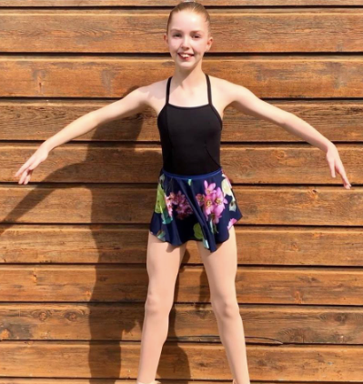 Flowers in navy spandex flowy pull-on skirt