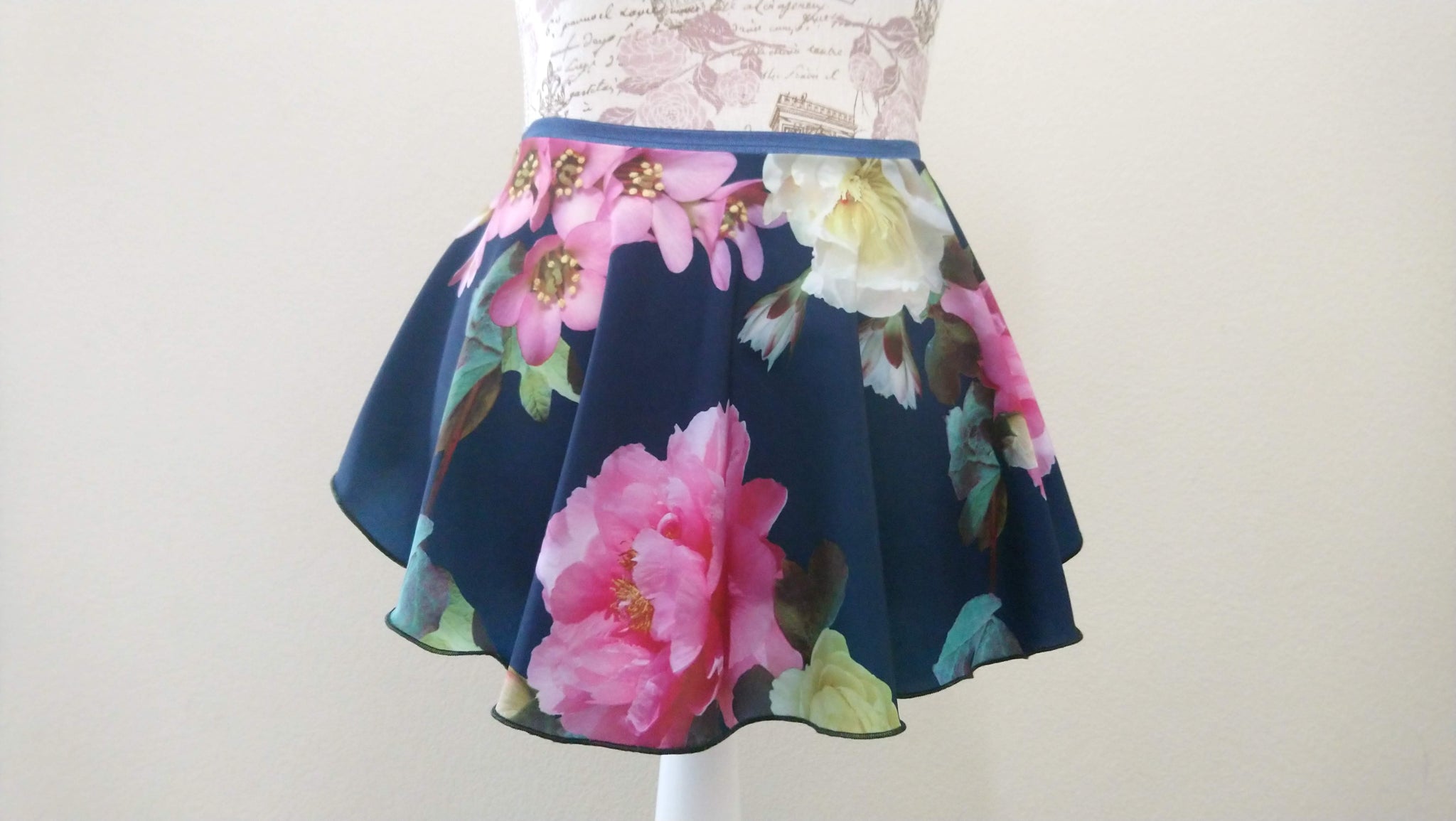 Flowers in navy spandex flowy pull-on skirt