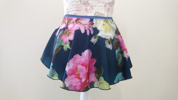 Flowers in navy spandex flowy pull-on skirt