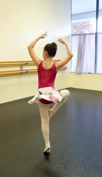 Flowers in white spandex flowy pull-on skirt for kids